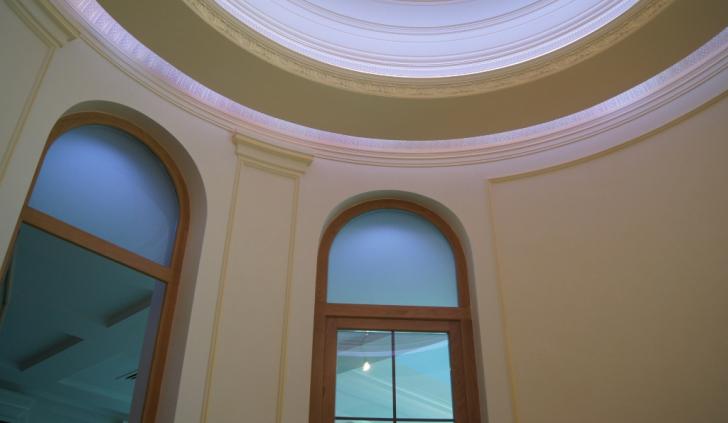 Многоуровневый потолок со светодиодным освещением на лестнице
