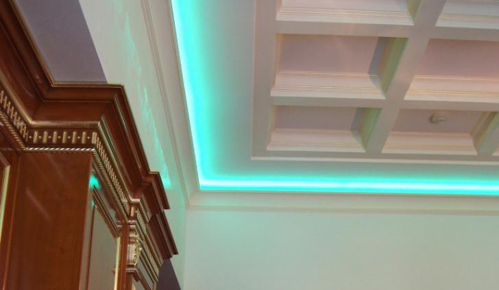 Многоцветная светодиодная подсветка потолка кухни