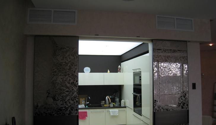 Светящийся потолок кухни на основе светопропускающего пластика со светодиодной лентой Arlight