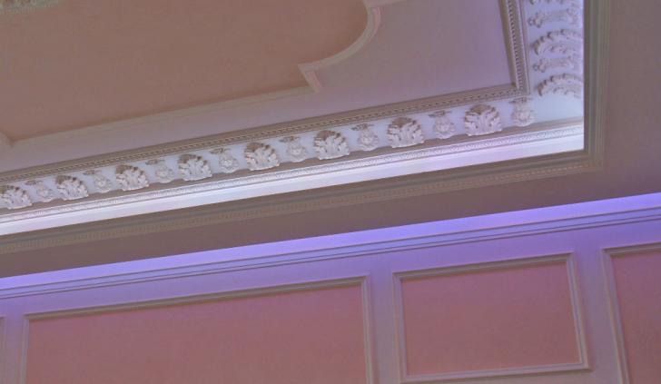 Многоуровневый потолок с многоцветной светодиодной подсветкой