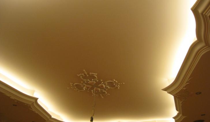 Закарнизная подсветка светодиодной лентой Arlight в гостиной
