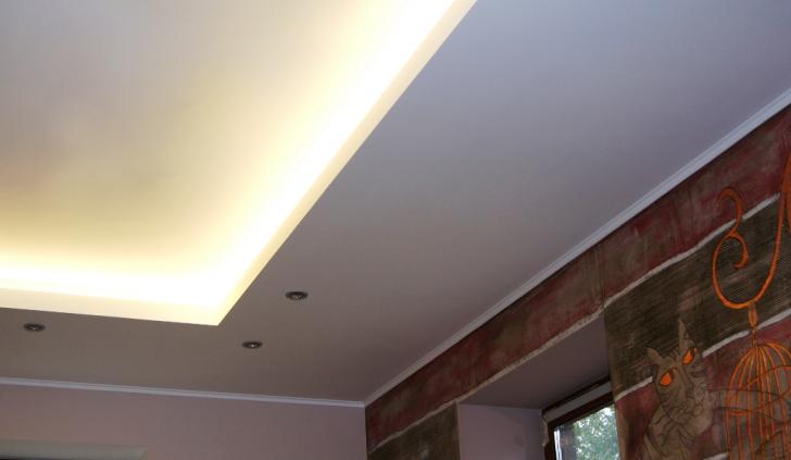 Светодиодной лента Arlight в подсветке многоуровневого потолка в гостевой