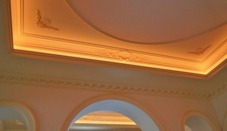 Зонирование помещения светодиодным освещением и декоративными колоннами