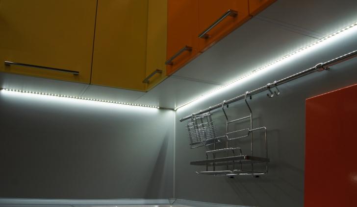 Светодиодная лента Arlight, приклеенная на нижнюю часть навесных шкафов кухни для подсветка рабочей поверхности