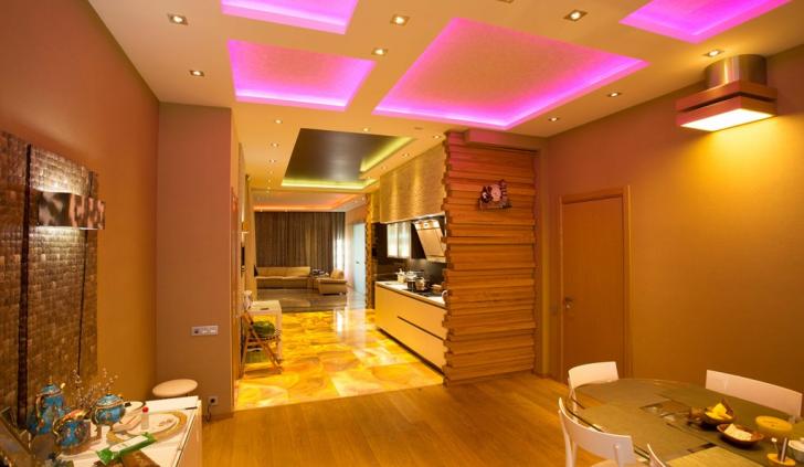 Применение многоцветной светодиодной подсветки для выделения зоны кухни, столовой и гостиной
