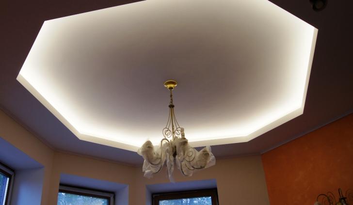 Гипсокартонный потолок со светодиодной подсветкой в гостиной