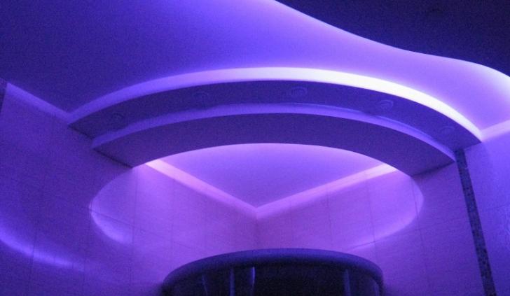 Много уровневый потолок в санузле со светодиодной подсветкой