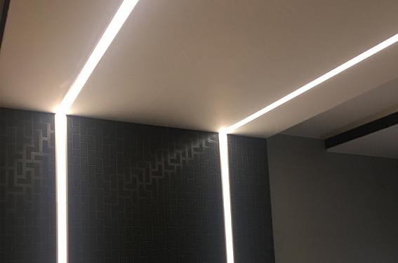 Светодиодная подсветка потолка и линии света в квартире