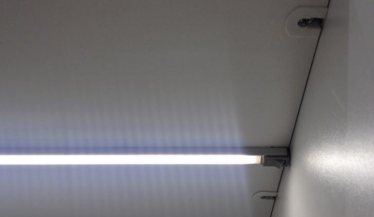 Светодиодная подсветка для кухни под шкафы: особенности выбора и монтажа