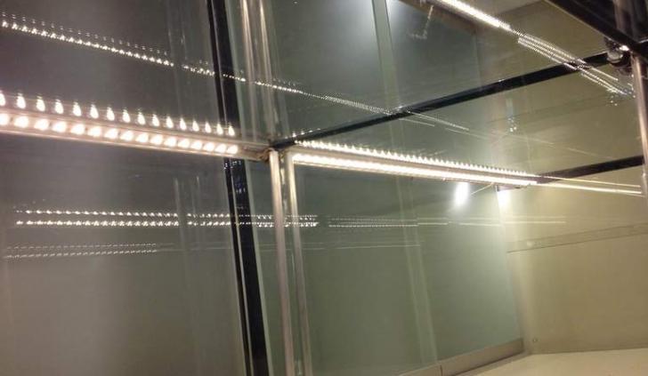 Светодиодная лента Arlight в алюминиевом профиле для подсветки полок витрины
