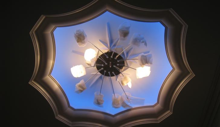 Светодиодная подсветка ниши с люстрой в потолке