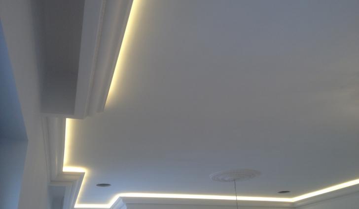 Подсветка потолка светодиодной лентой Arlight, установленной за полиуретановым карнизом