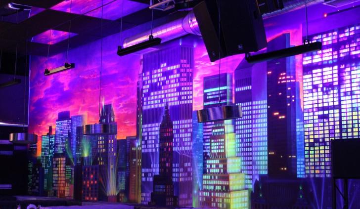 Ночной город, нарисованный светоотражающими красками, с ультрафиолетовой подсветкой светодиодной лентой Arlight