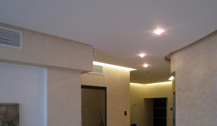 Освещение коридора светодиодными светильниками Arlight и светодиодной лентой Arlight, установленной за карнизом