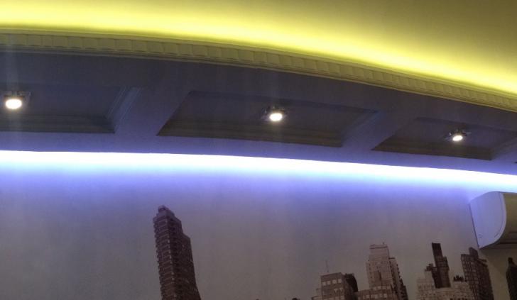 Закарнизная светодиодная подсветка потолка и стены с фотообоями в гостиной