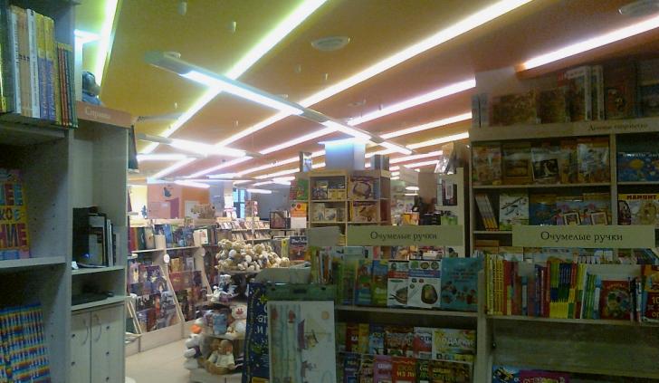 Светодиодная лента Arlight в подсветке потолка из гипсокартона в торговом зале