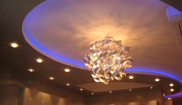 Многоцветная светодиодная подсветка потолочного карниза из гипсокартона в сочетании с люстрой и точечными светильниками
