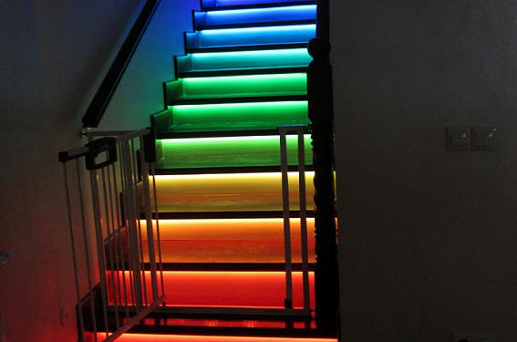 Динамическая многоцветная подсветка ступеней лестницы