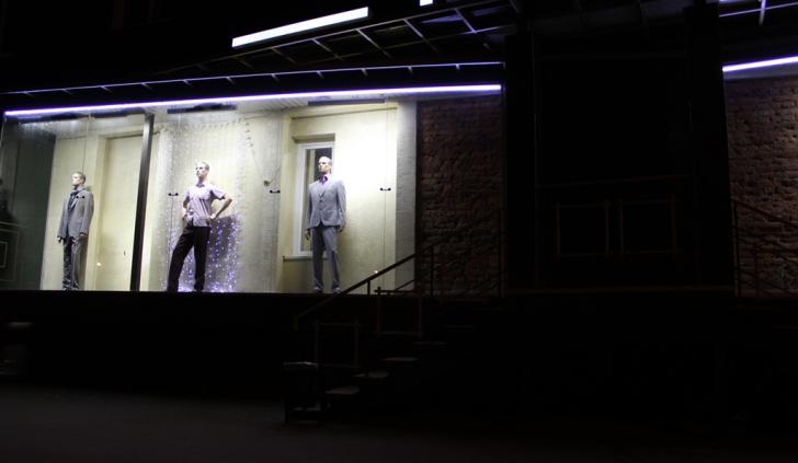 Светодиодная подсветка витрины магазина с использованием светодиодной ленты и профиля Arlight