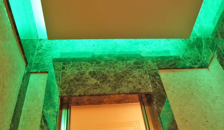 Ванная комната со светодиодным многоцветным освещением