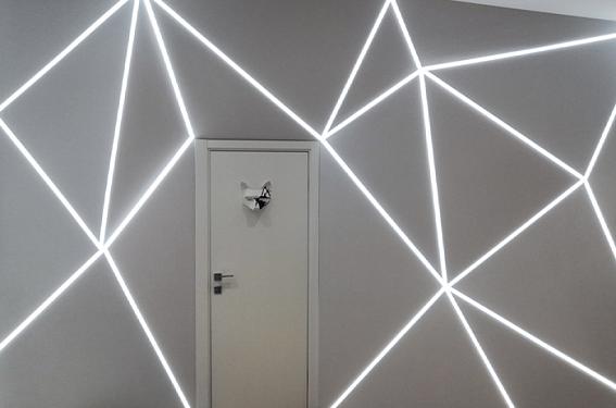 Светодиодная подсветка стен в таунхаусе