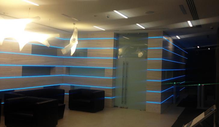 Многоцветная светодиодная подсветка стен в бизнес-центре